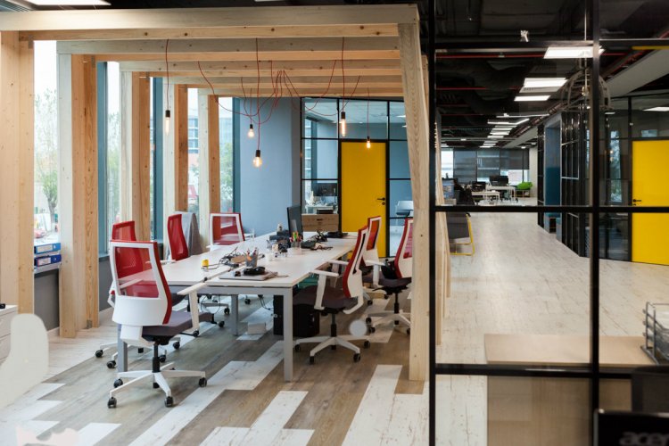 Revoluţie ȋn design şi amenajarea spaţiilor de birouri
