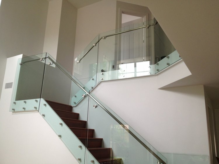 SecuritInternational.ro – Montarea de balustrade de sticla este solutia ideala pentru interioare luminoase si spatioase