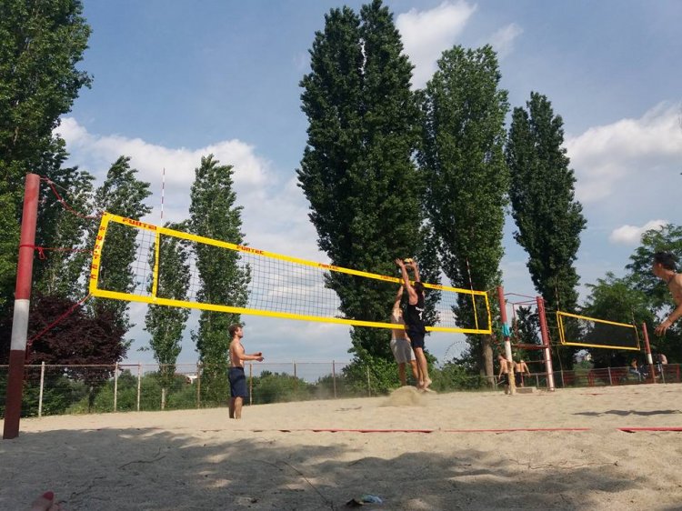 Regulament inedit la un turneu de volei pe plaja cu scop caritabil