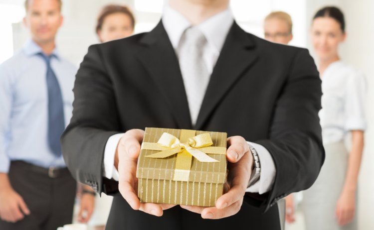 Cadouri corporate – Cand ar trebui sa le daruim si cum sa le alegem?
