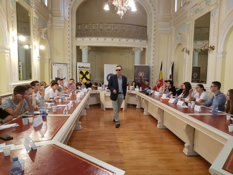 Profesori de la Chicago și bancheri de pe Wall-Street la scoala de vara de la Sibiu