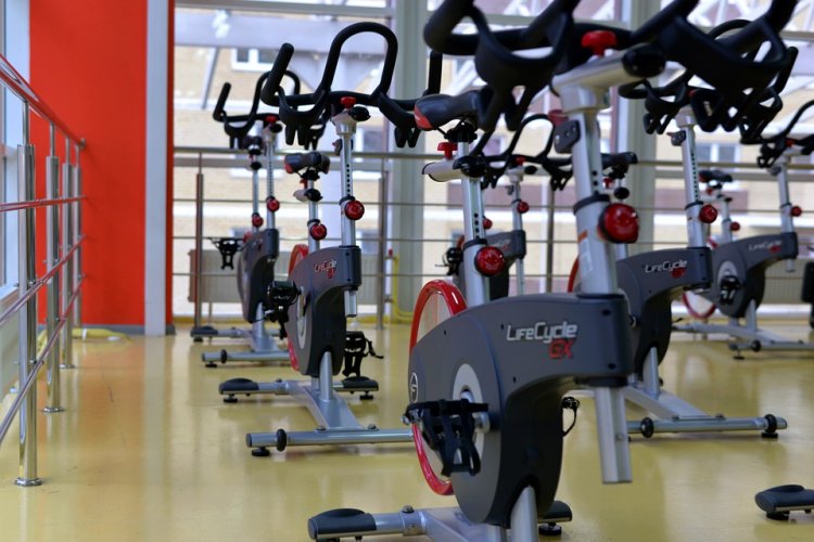 Bicicleta eliptică, un bun antrenor personal pentru oricine