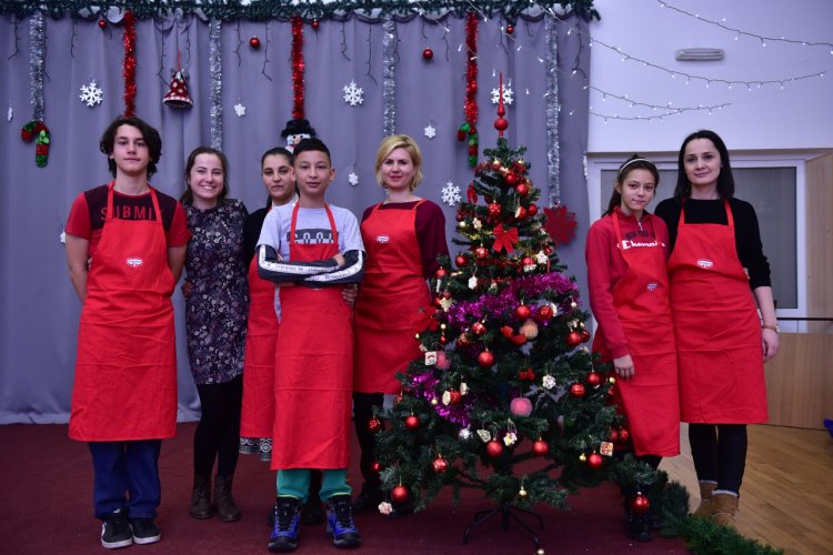 Copiii de la SOS Satele Copiilor România îl așteaptă pe Moș Crăciun cu dulciuri și decorațiuni de la Dr. Oetker