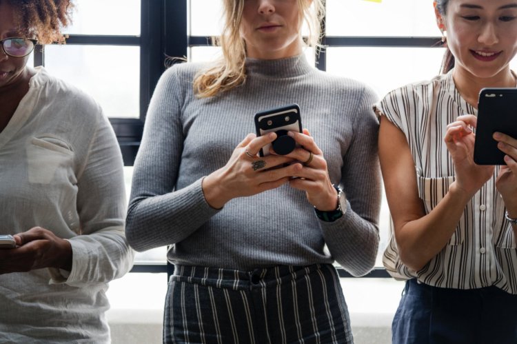 Invata cum sa iti protejezi telefonul inteligent – cele mai comune greseli de utilizare