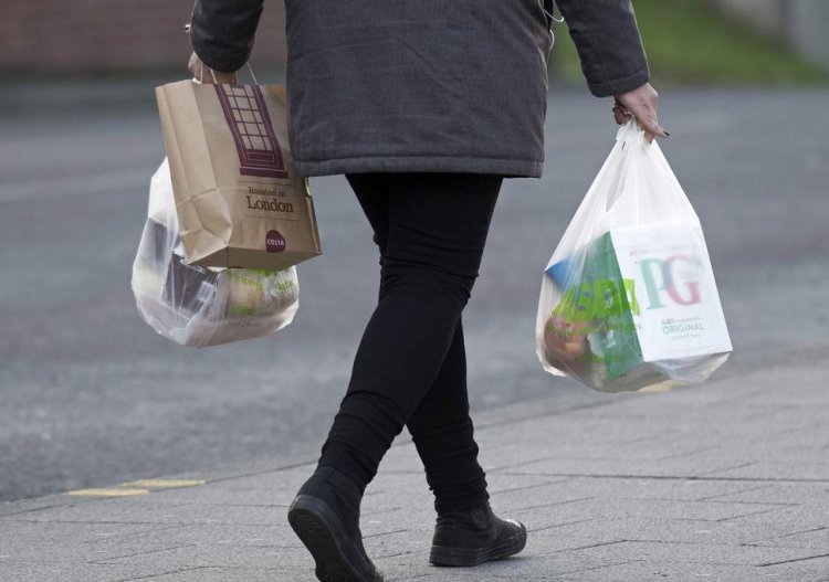 Studiu. Pungile din plastic, din hârtie și textile la fel de agresive cu mediul. Folositi pungi biodegradabile