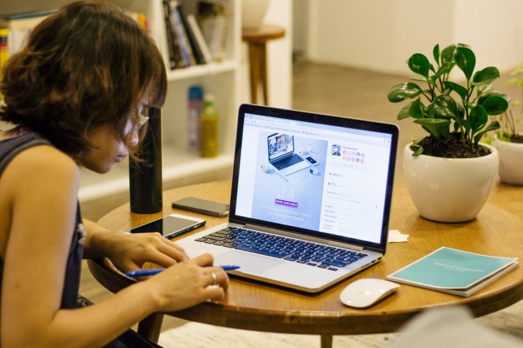 5 idei de joburi online pentru mamele care stau acasă