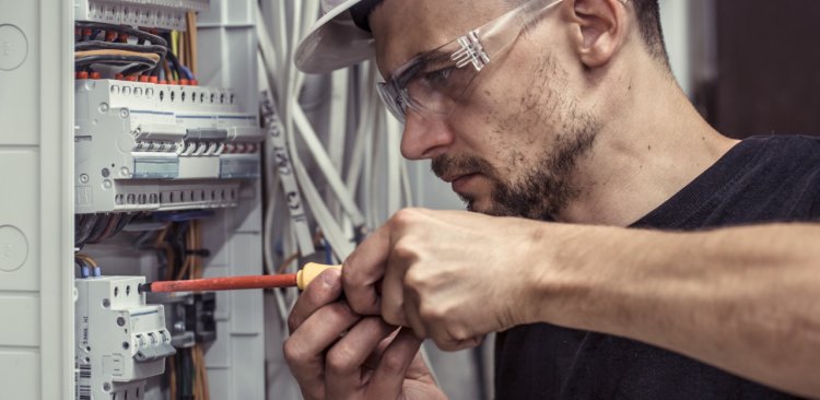 Revizia si montarea unui tablou electric - Angajeaza un electrician autorizat