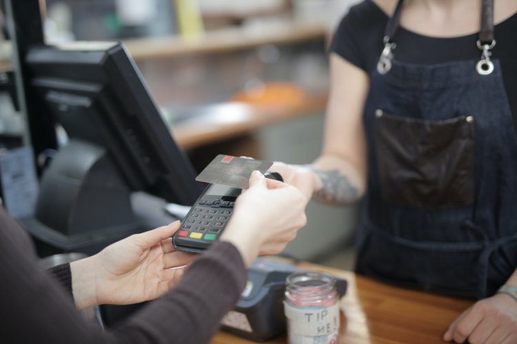 Cum a schimbat COVID-19 industria plăților cu cardul și de ce comercianții trebuie să se adapteze rapid