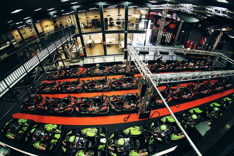 Experiența unei ture pe circuitul VMax! Fii pilot pentru o zi la VMax Karting