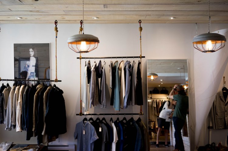 6 motive să îți cumperi haine dintr-un outlet