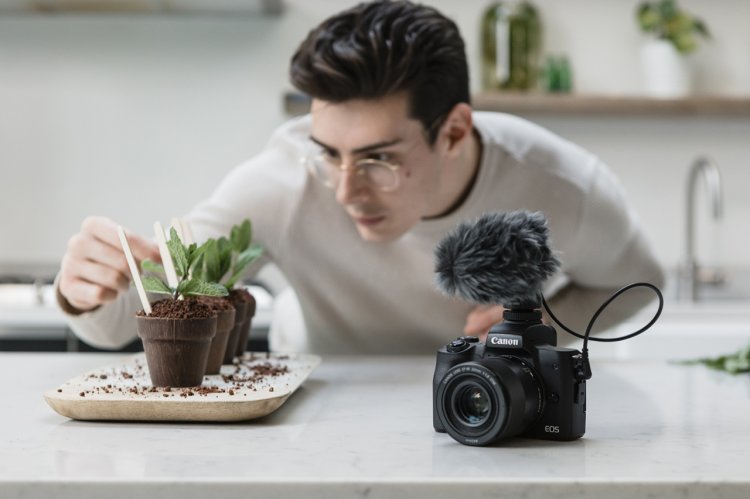Canon lansează EOS M50 Mark II pentru a susţine creşterea continuă de conţinut pentru reţelele de socializare