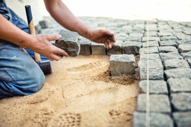 Pavarea curții: avantajele pavajelor din piatră cubică