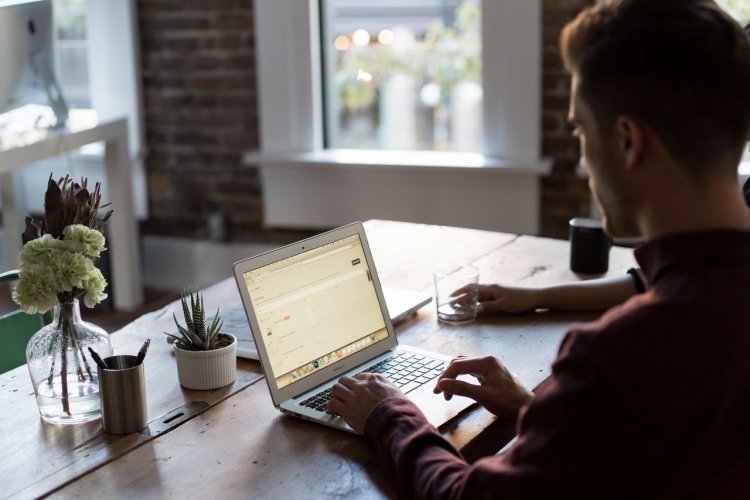 Ce înseamnă "background check" și cum îți poate ajuta compania?