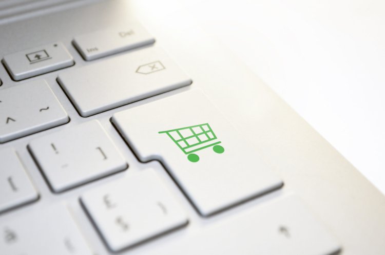 Plasezi des comenzi online? Ce beneficii îți poate aduce acest obicei.