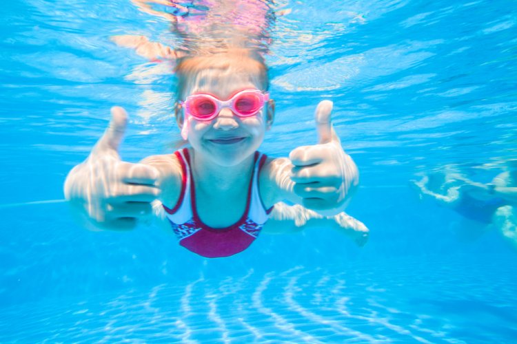 7 beneficii ale înotului pentru copii și adolescenți