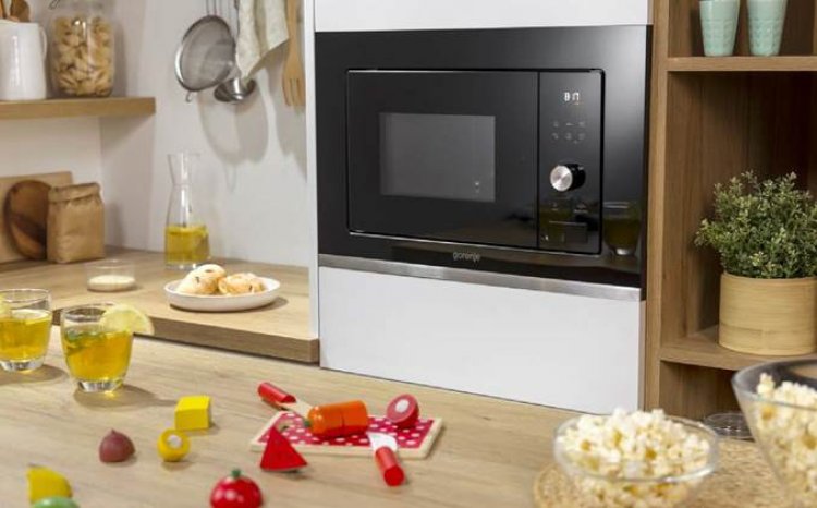 Noile cuptoare cu microunde încorporate de la Gorenje gătesc în locul tău, pentru ca tu să-ți vezi de viață