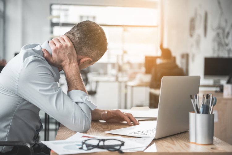 Cum poți reduce disconfortul provocat de munca îndelungată la birou