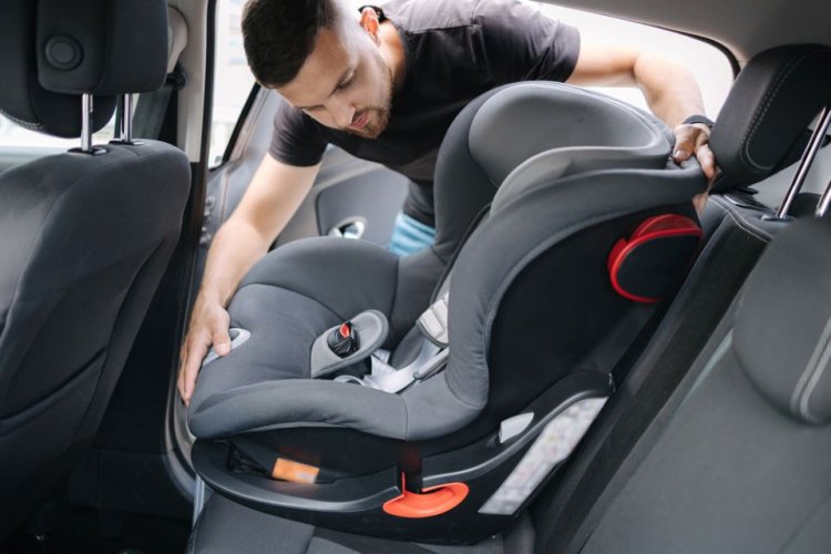 Cum se montează corect un scaun auto pentru copii?