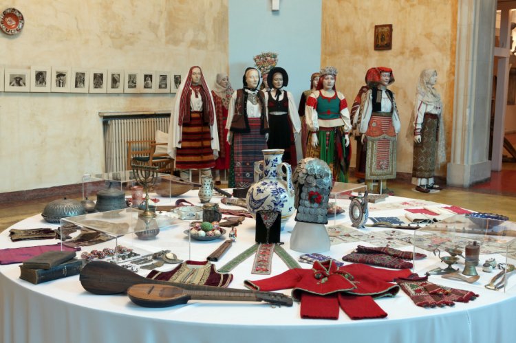 Tradițional adus în contemporan: Un adevărat tezaur folcloric din colecția Muzeului Țăranului Român la Art Safari