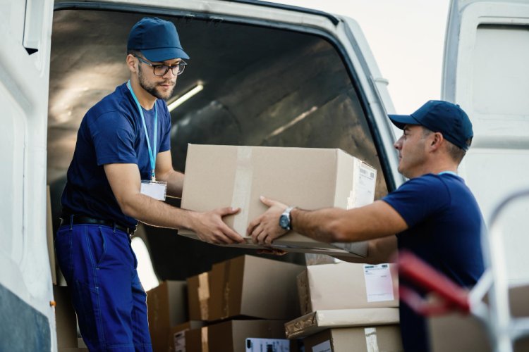 FastMoving oferă servicii profesionale de mutări sedii de firme și debarasare mobilă în București
