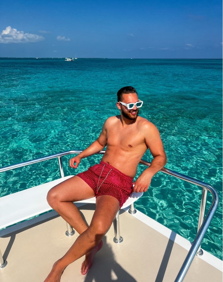 Caius Covrig investește milioane de euro și petrece timpul pe Seven Mile Beach, una dintre cele mai scumpe plaje din lume 
