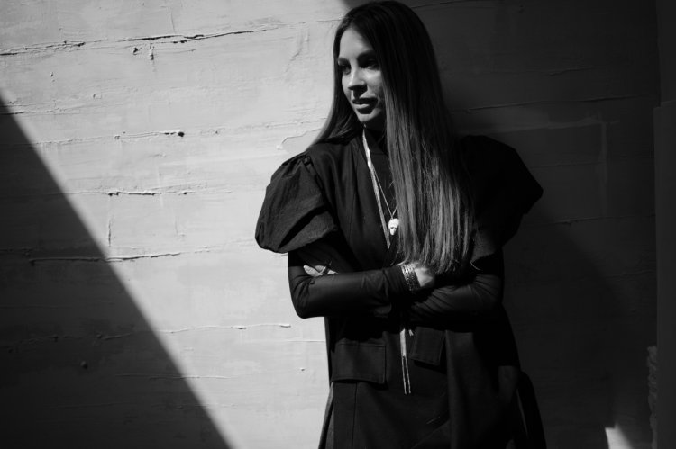 Designerul Diana Nicolaie debutează pe scena artistică cu o expoziție ieșită din tipare, curatoriată de Ioana Ciocan