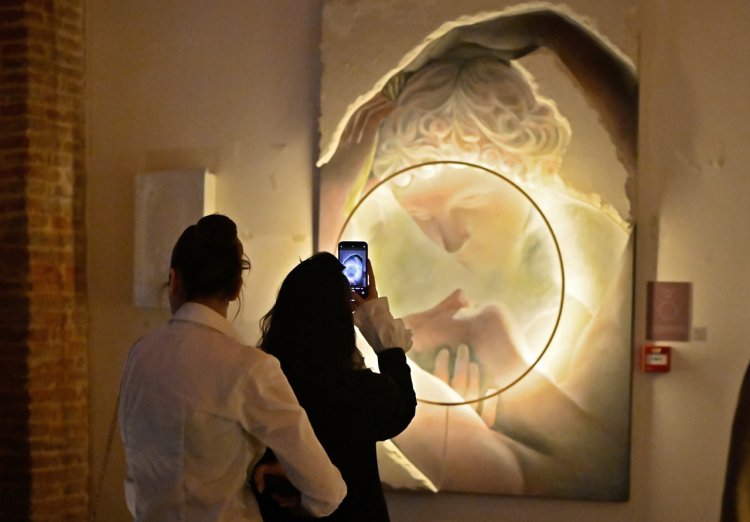 Un show de artă, design, lumini și experiențe olfactive