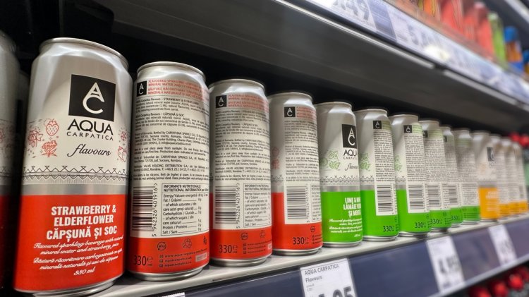 AQUA Carpatica Flavours, primul produs din România care se lansează la raft cu spatele produsului (contraetichetă)