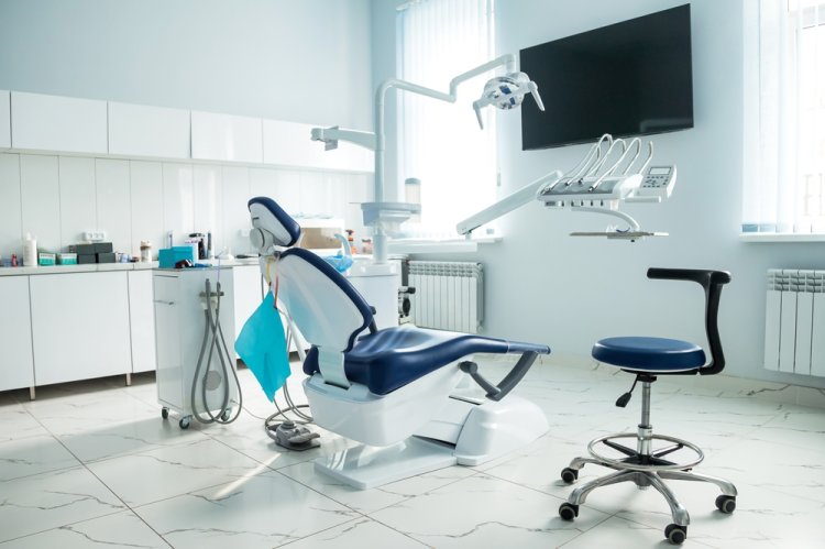 Cum să alegi clinica potrivită pentru implanturile tale dentare: 5 sfaturi