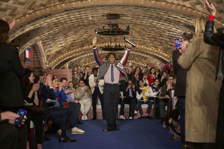 TOMMY HILFIGER SĂRBĂTOREȘTE UN “NEW YORK MOMENT” PERFECT LA RUNWAY SHOW-UL TOAMNA-IARNA ‘24