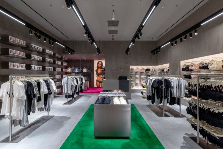 Calvin Klein a lansat campania Pride 2024 This Is Love, cu Cara Delevingne și Jeremy Pope