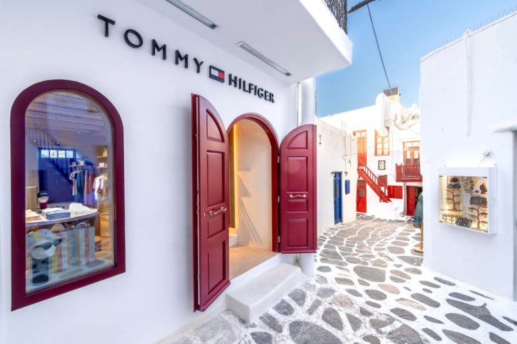 TOMMY HILFIGER A PARTICIPAT LA DESCHIDEREA NOULUI MAGAZIN DIN MYKONOS
