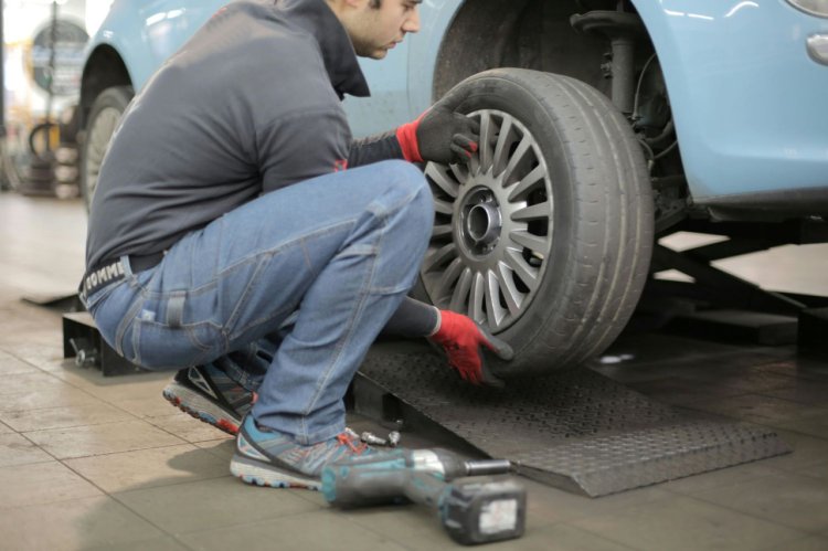 Avantajele utilizării unui cric hidraulic în service-ul auto