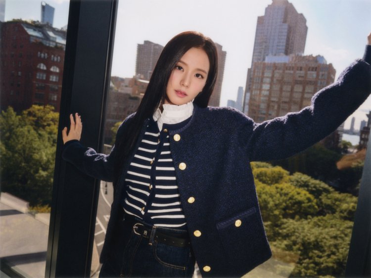 TOMMY HILFIGER O DEZVĂLUIE PE SUPERSTARUL K-POP JISOO CA AMBASADOR