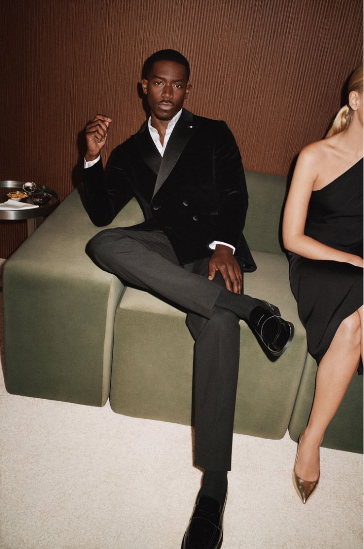 TOMMY HILFIGER ÎI ADUCE ÎMPREUNĂ PE SOFIA RICHIE GRAINGE ȘI DAMSON IDRIS ÎN CAMPANIA DE SĂRBĂTORI