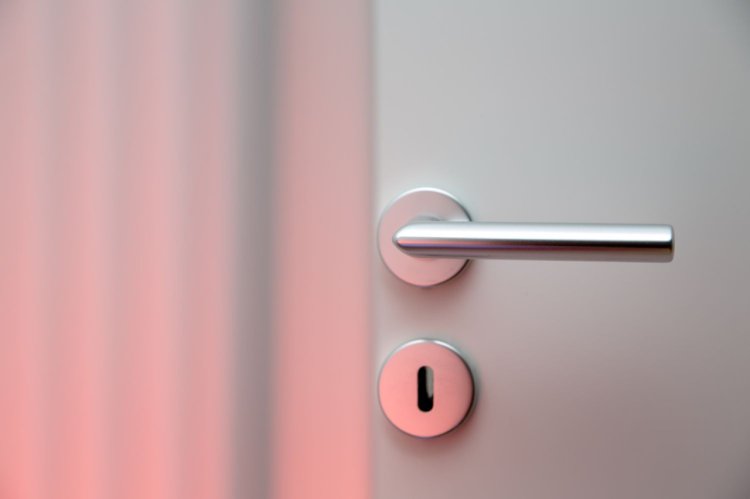 Mânere de uși din inox vs. aluminiu: avantaje și dezavantaje