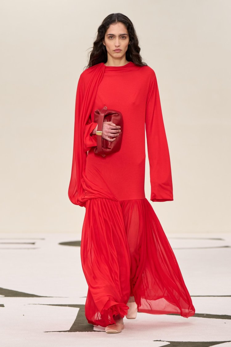 Calvin Klein prezintă Colecția de Toamnă 2025 prin show-ul de debut al Veronicăi Leoni