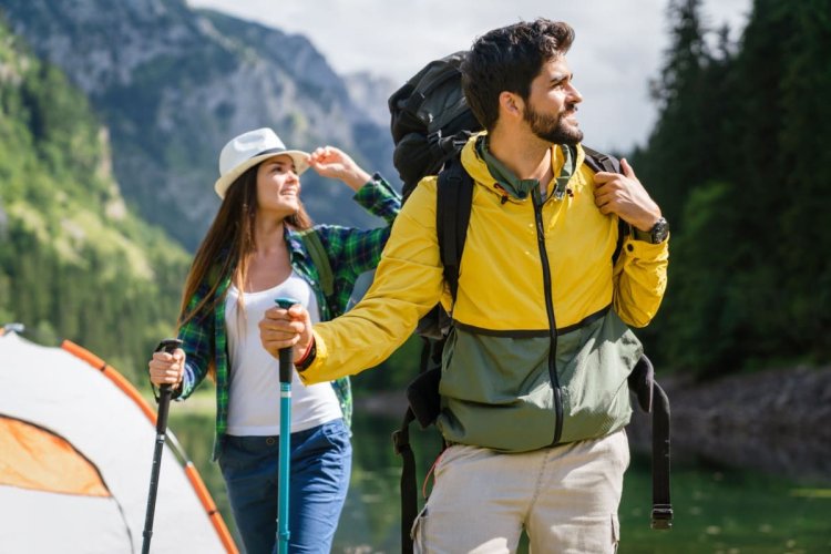 Echipamentul esențial pentru o escapadă activă în natură: 4 lucruri necesare
