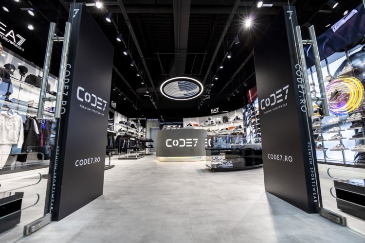 CODE7, conceptul premium sportswear, se extinde digital