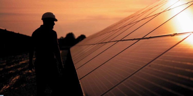 Cum să îți alimentezi sera sau grajdul cu energie solară