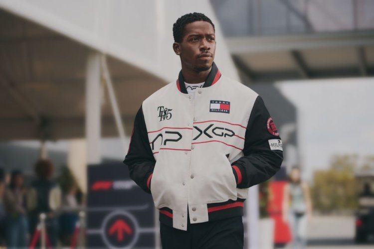 TOMMY HILFIGER COLABOREAZĂ CU F1 ® FILMUL PENTRU COLECȚIA APXGP