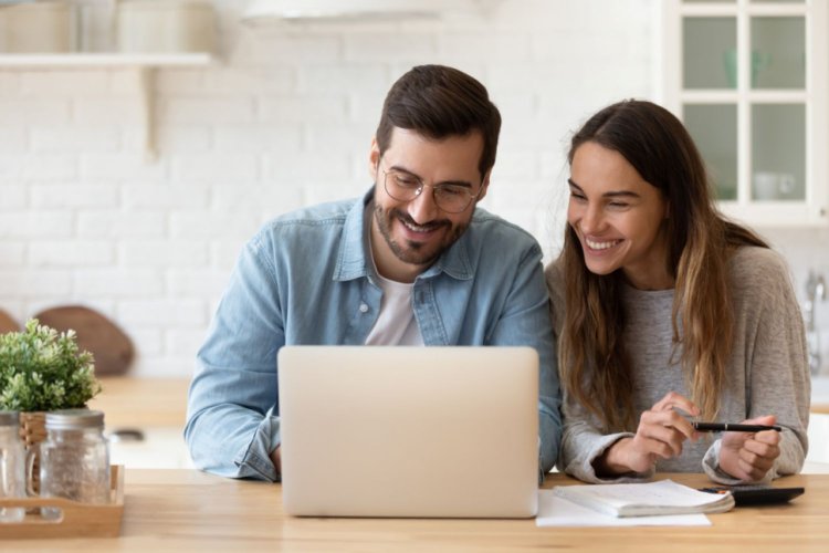 Cum poate o familie tânără să folosească un credit online pentru mobilarea locuinței?