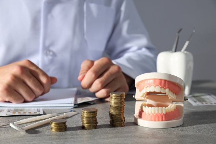 Ce include costul unui tratament complet cu implant dentar?