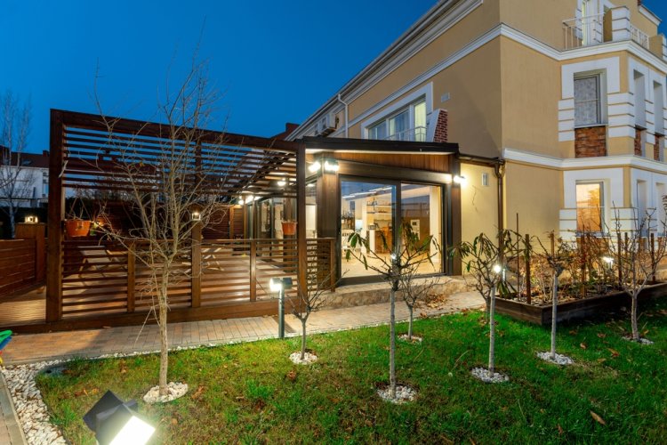 Iluminarea exteriorului casei tale: sfaturi pentru un decor luminos și plăcut, fără a depăși bugetul